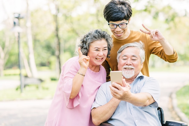 Старшие семьи веселятся со смартфоном