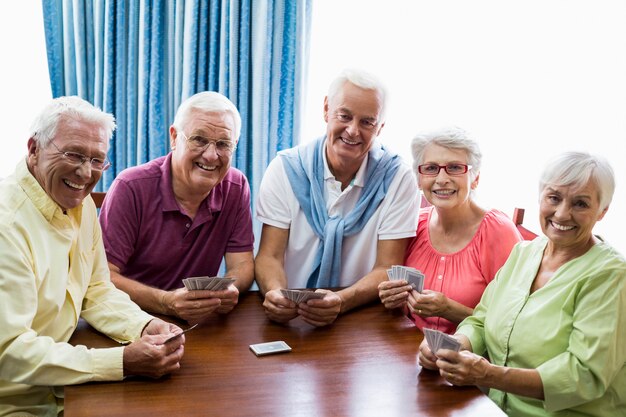 Пожилые люди играют в карты вместе