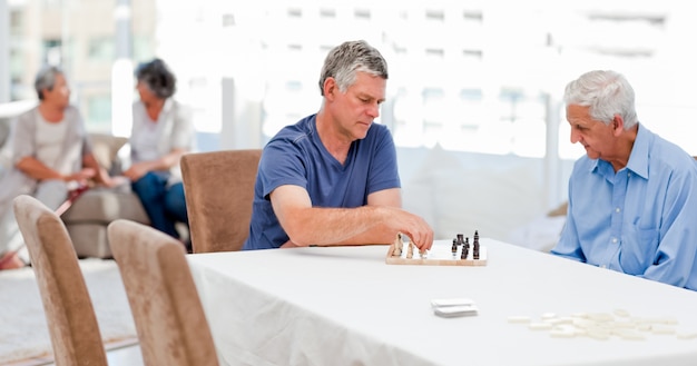 Старшие играют в шахматы