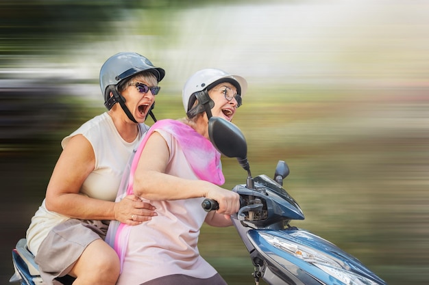 Foto gli anziani guidano una moto con ammirazione ed emozioni