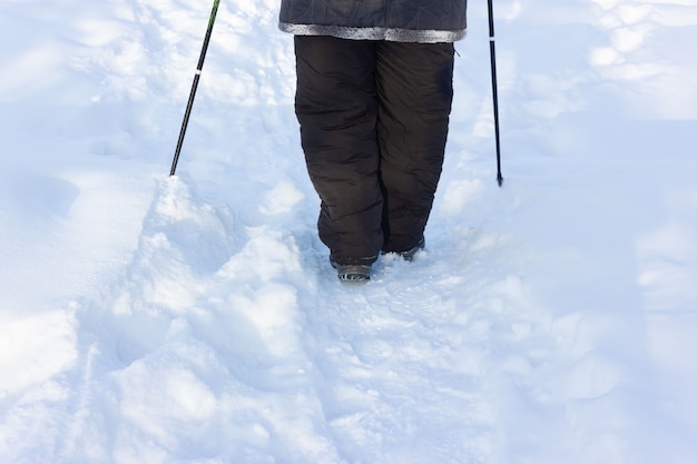 Foto seniour wandelen in winterpark