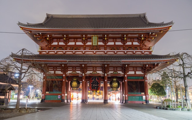 Foto sensoji-tempel of red light temple (asakusa kannon-tempel) is een van de grootste tempels. een van de oudste en populairste tempels van tokio.