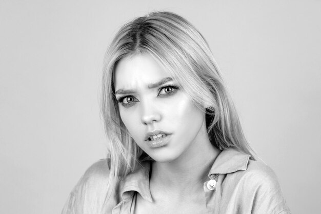Чувственная блондинка модель портрет молодой красоты женщина лицо сексуальный взгляд