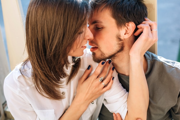 Foto coppie sensuali nel ritratto del primo piano di estate di amore che baciano e che abbracciano all'aperto