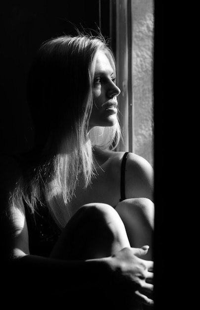 Чувствительная девушка возле окна романтический портрет красивой женской модели очаровательной элегантности модели с