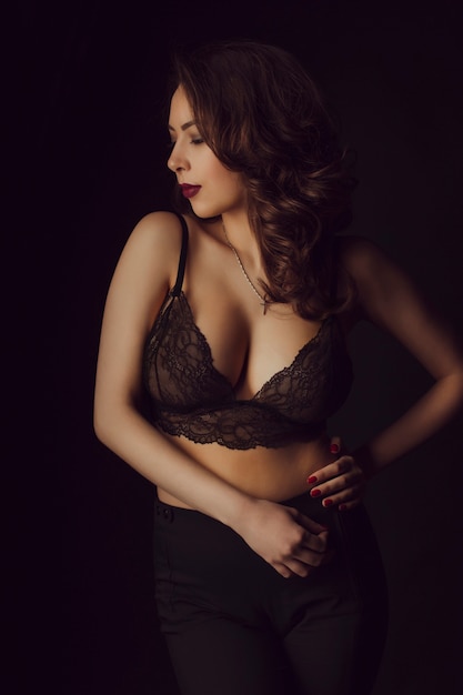 Фото Чувственная модель в сексуальном кружевном белье в темной студии