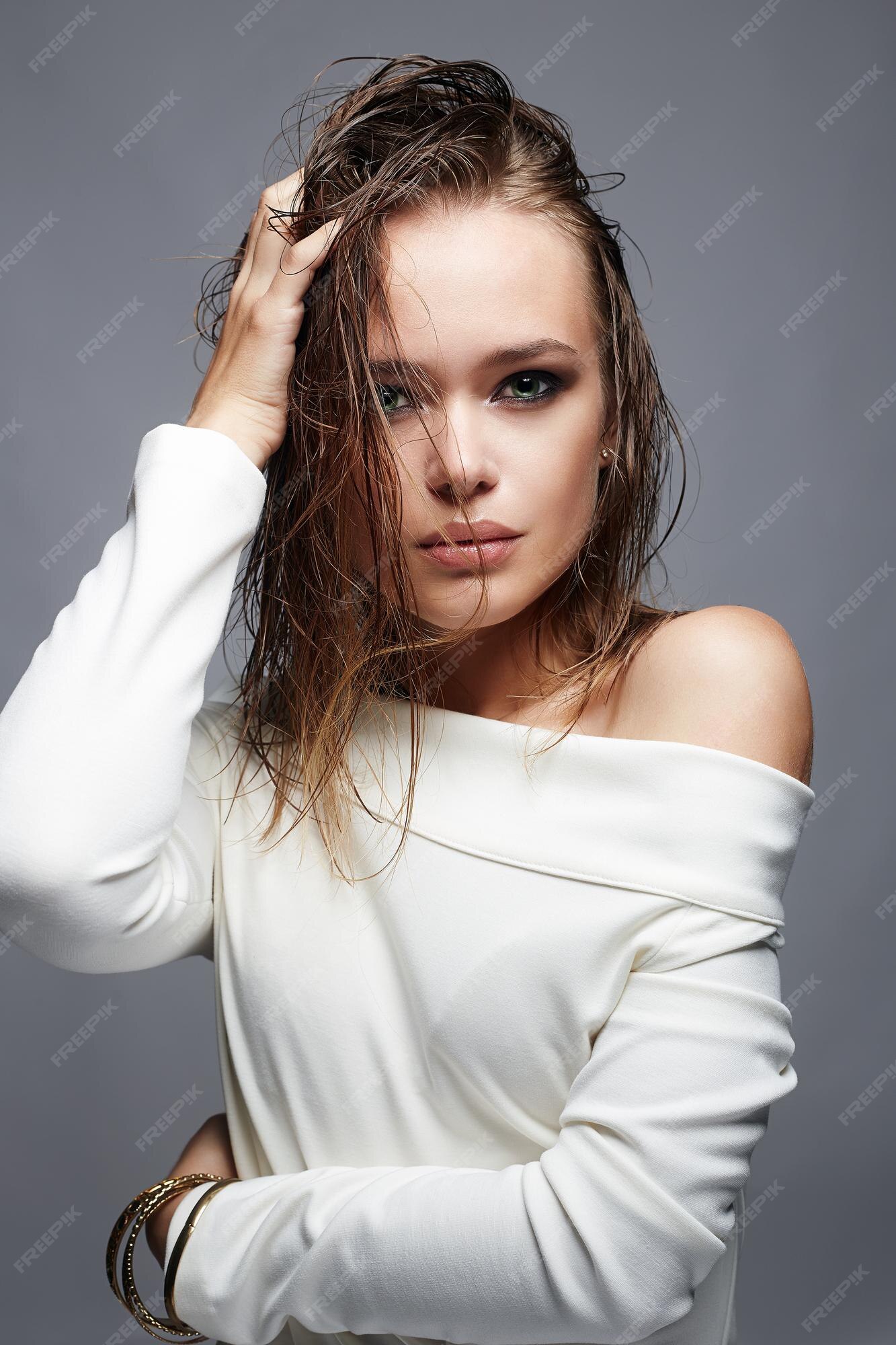 Premium Photo Sensual wet beautiful young woman