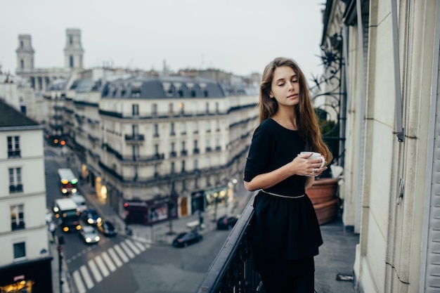 Foto donna sensuale sul balcone