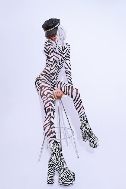 Sensueel androgene model in buitenissige stijlvolle kleding met zebraprint