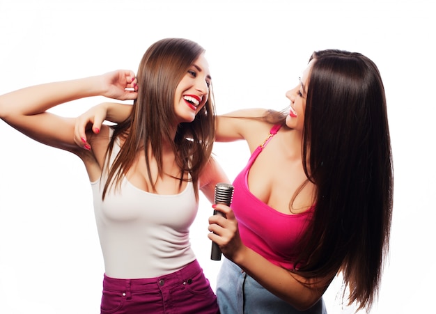 Sensuele meisjes zingen met microfoon