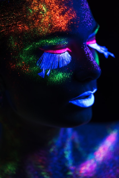 Sensuele vrouw in fluorescerende verf make-up. Detailopname