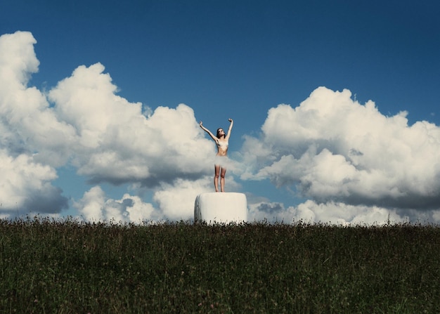 写真 空に向かって立っている感性的な女性