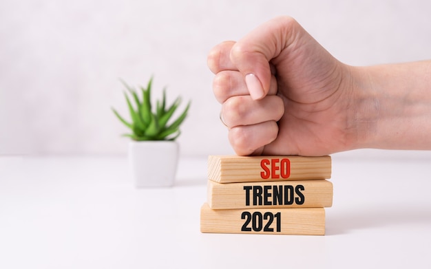 白の木製の立方体のSEO 2021年。