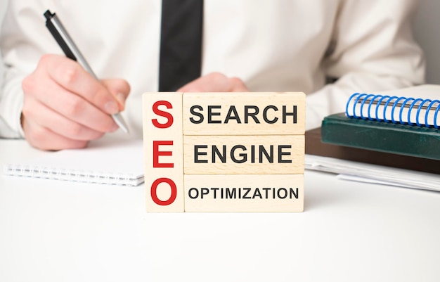 SEO Search Engine Optimization текстовые деревянные кубические блоки на фоне стола. Идея, стратегия, реклама, маркетинг, ключевое слово и концепция содержания