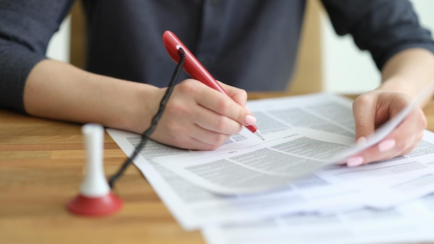 SEO zakenvrouw hand zet handtekening op contract in kantoor