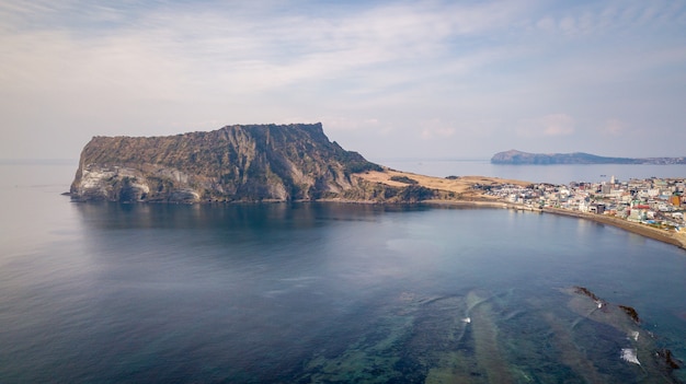 Фото seongsan ilchulbong на острове чеджу, южная корея