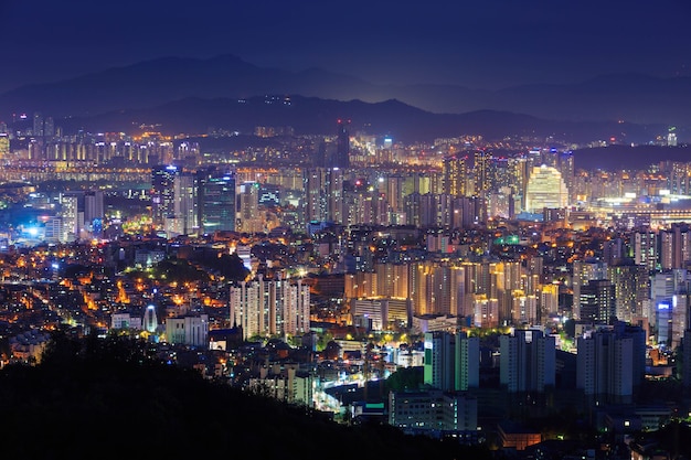 ソウル市と韓国の夜のダウンタウン。