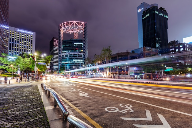 Seoul City Traffic 's nachts met Jongno tower Zuid-Korea