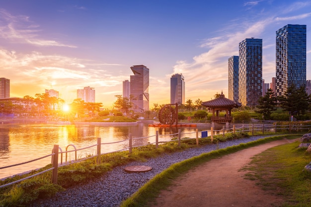 美しい夕日のソウル市、松島国際ビジネス地区のセントラルパーク