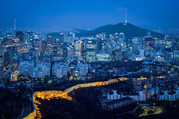 夜の韓国のソウルのスカイライン