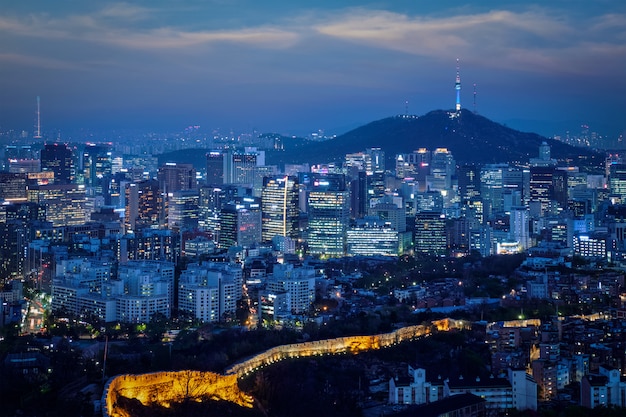 夜、韓国のソウルのスカイライン。