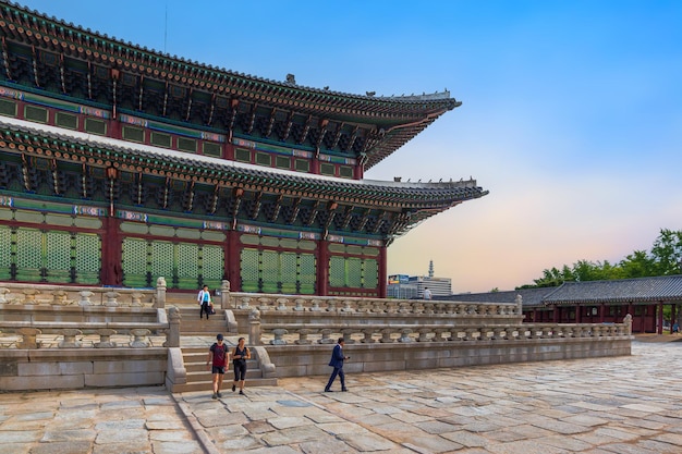 Foto seoul corea del sud 17 giugno 2023 palazzo gyeongbokgung nel cielo del tramonto questo posto è un famoso punto di riferimento storico della corea del sud