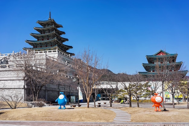 Seoul, south korea - march 11, 2016: national folk museum of korea at gyeongbokgung palace in seoul, south korea. people in the street