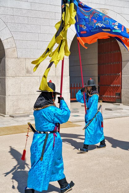 ソウル、韓国-2016年3月11日：韓国のソウルの景福宮の光化門での衛兵交代式での王室警備員