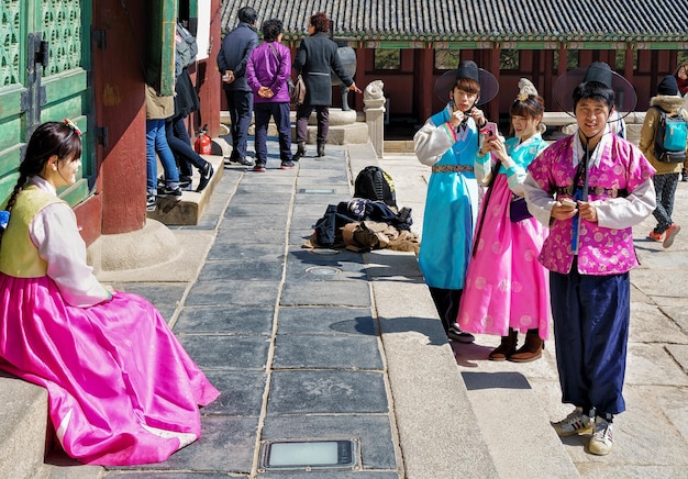 서울, 한국 - 2016년 3월 11일: 한국 서울의 경복궁에서 한국 전통 의상을 입은 젊은이들