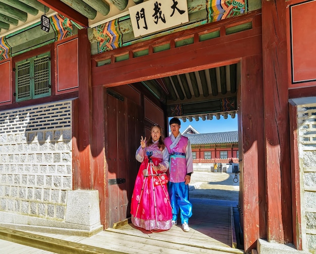 서울, 한국 - 2016년 3월 11일: 한국 서울의 경복궁에서 전통 의상을 입은 젊은이들