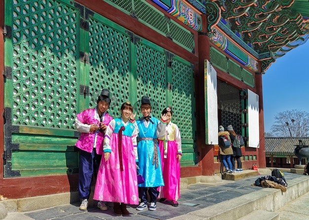 서울, 한국 - 2016년 3월 11일: 한국 서울의 경복궁에서 전통 의상을 입은 젊은이들