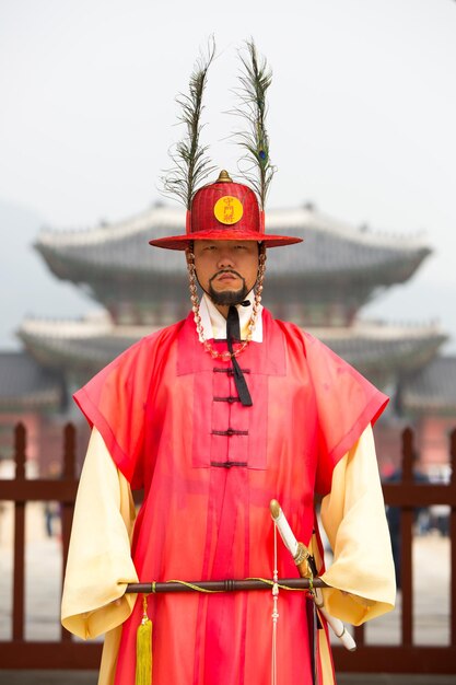 Foto seoul, corea del sud 25 ottobre 2014 la dimostrazione del cambio di guardia al palazzo di gyeongbokgung il 25 ottobre 2014 a seoul, corea del sud