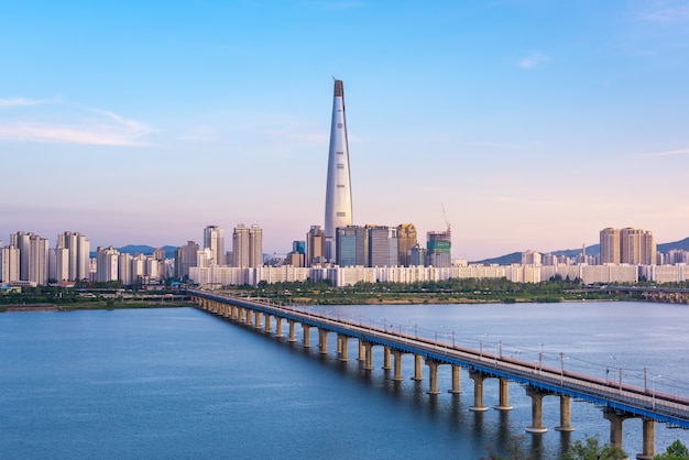 Seoul Subway en Seoul City Skyline