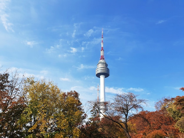 Seoul Tower in het herfstseizoen Zuid-Korea