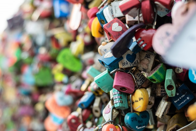 Foto seoul, zuid-korea - 17 september 2018: vareity van vergrendelde sleutel bij n seoul-toren op de namsan-berg waarvan mensen denken dat ze voor altijd de liefde zullen hebben als de naam van het paar erop staat