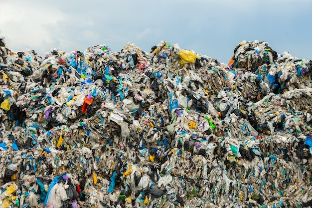 Raccolta differenziata dei rifiuti concetto di inquinamento spazzatura