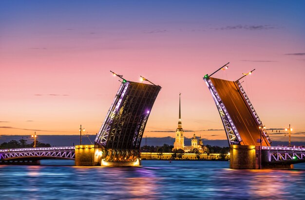 Фото Раздельный дворцовый мост в санкт-петербурге и петропавловская крепость
