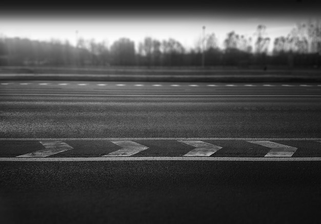 Foto linea di marcatura di separazione sullo sfondo del bokeh dell'autostrada