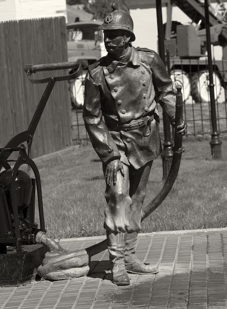 Photo sepia sculpture of fireman background