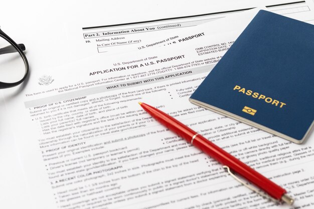 21 сентября 2021 года, сша. форма заявки на получение нового американского паспорта, красной ручки, очков на белом фоне. документ сша. деловая тема. выборочный фокус.
