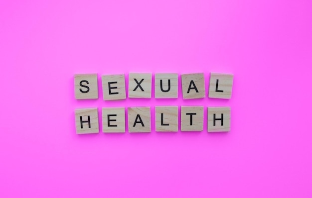 Photo september 26 world contraception day sexual health minimalistic banner with the inscription in wooden letters