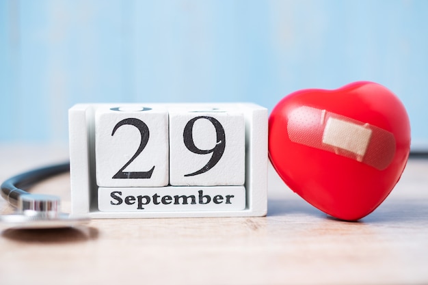 Foto 29 settembre di calendario bianco e stetoscopio a forma di cuore rosso