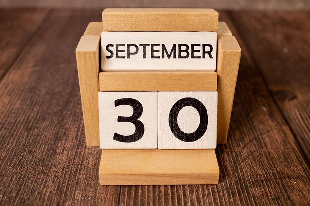 9月30日 木製のカレンダーで目覚まし時計のそばに 9月1日