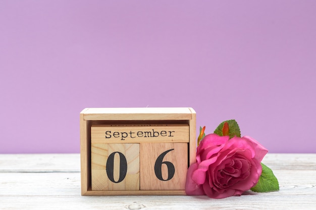 6 settembre. immagine del 6 settembre calendario in legno su tavola di legno. giorno d'autunno