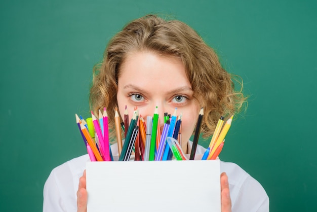 Settembre torna a scuola insegnante divertente materiale scolastico penna matite educazione scuola lavoro insegnante in