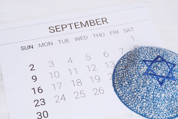 Photo september calendar with kippah