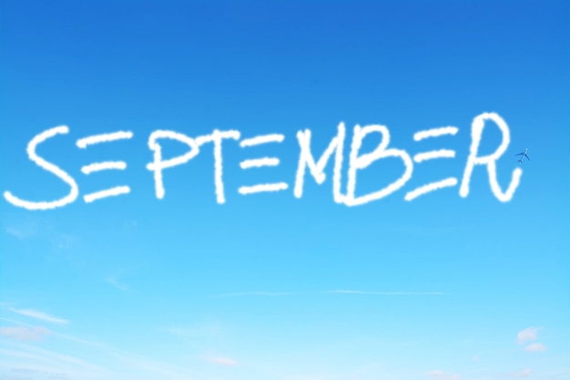 September geschreven in de lucht met contrails