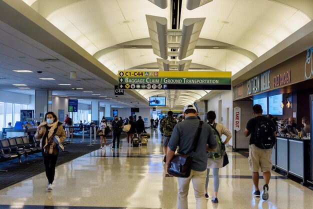 September houston tx usa niet-geïdentificeerde passagiers die op de intercontinentale luchthaven van houston lopen