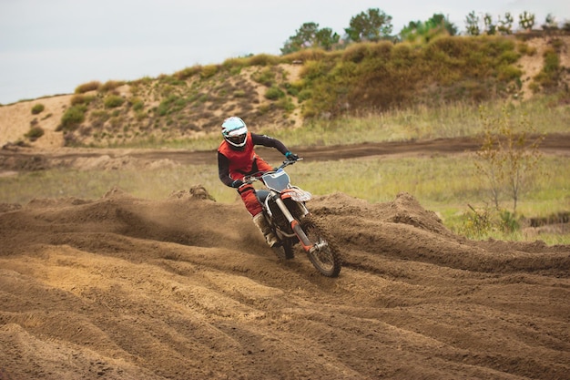 Foto september volgsk rusland mx moto cross racer in een rood pak