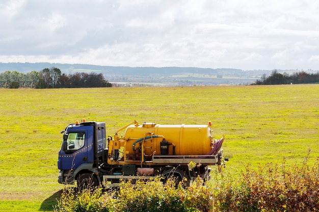 Septische vrachtwagen op veld met gras riolering tankwagen riool pompmachine